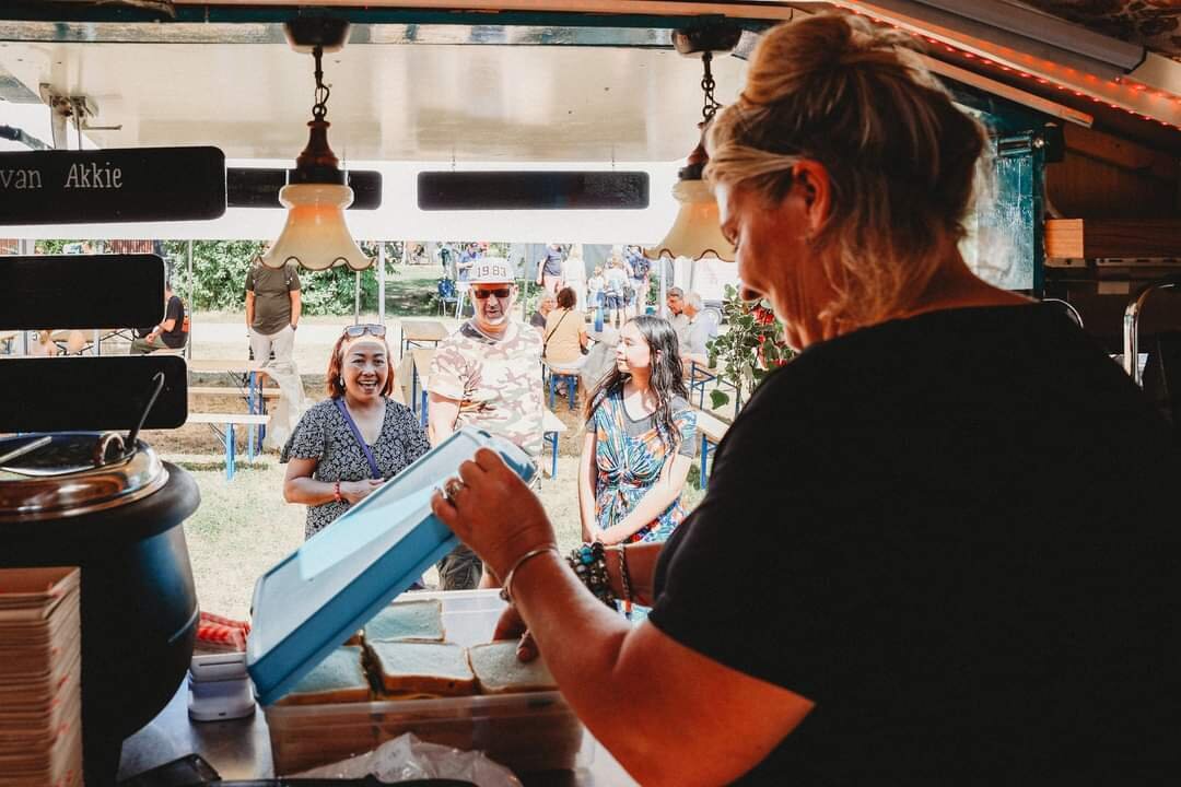 De Foodtruck is heel gezellig retro ingericht. Een echte eye catcher op elk feestje of evenement.